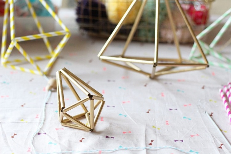 diy Himmeli diamantformede geometriske figurer guldfarvede papirstrå