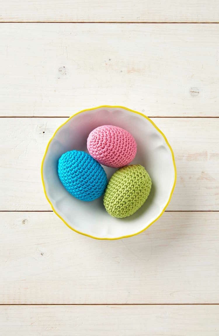 Styrofoam æg dekorerer hæklede håndværksideer til påske