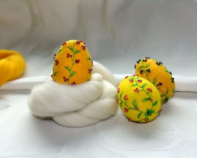 Tinker med styrofoamæg til at dekorere påskefiltperler
