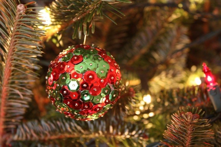 Styrofoam -kugler med pailletter dekorerer juletræspynt DIY