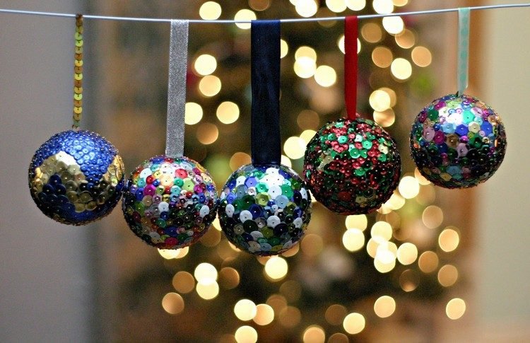 Håndværk med styrofoam bolde til at dekorere jule pailletter Juletræ dekorationer diy