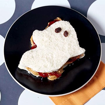 halloween ideer morgenmad spøgelsesform brød sandwich