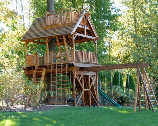 Træhus lavet af træ med klatrevægge og gynger, stigehavehus til børn