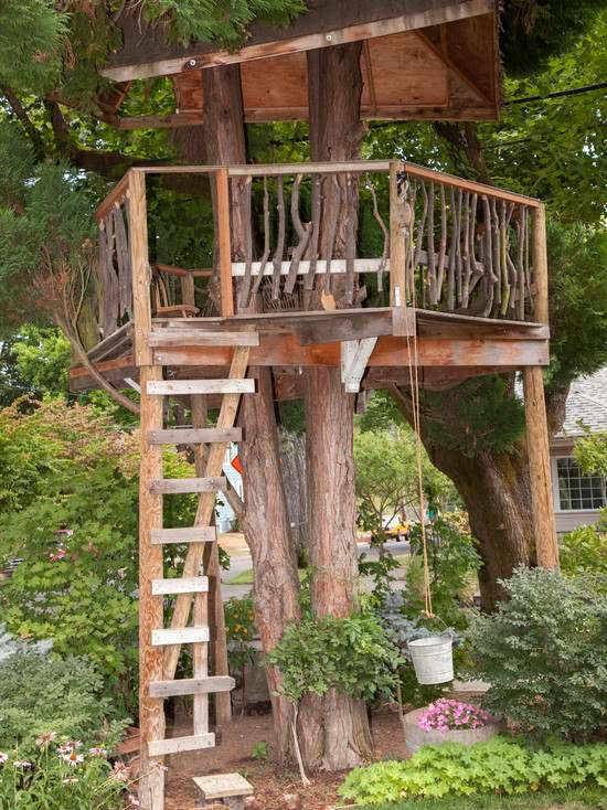 rustikt træhus - med stige - trætrapper - udendørs siddepladser