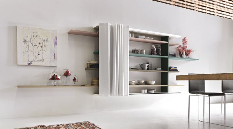 bogreol-design-stue-hvid-minimalistisk-gardin-skabsdør