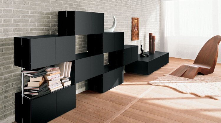 bogreol-design-stue-sort-rektangulær-grå-muret væg