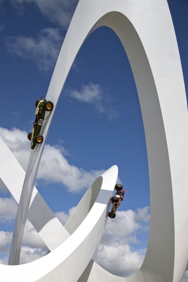 moderne kunstskulptur af lotusformel race