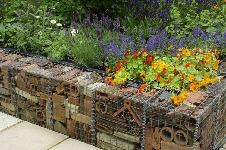 Gabion lavet af gamle mursten kan bruges som et DIY blomsterbed