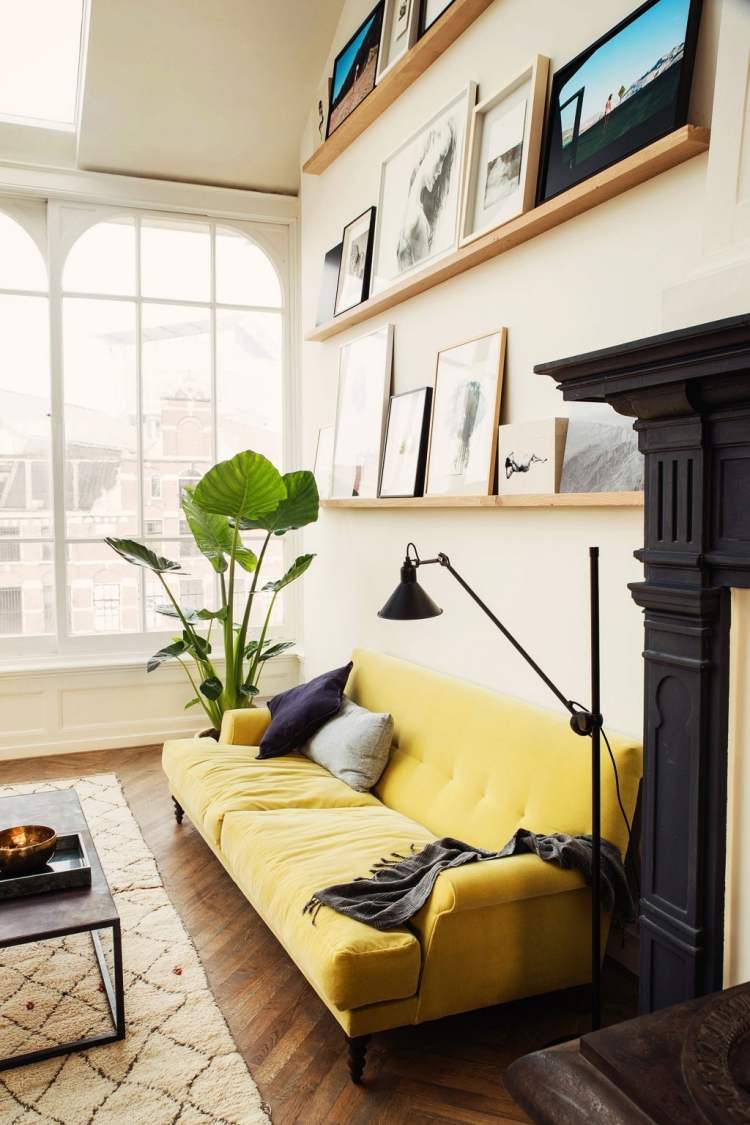 loft-møbler-eksempel-gul-sofa-træ-væg-hylder