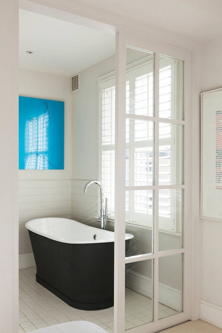 maritimt-hjem-møbler-badeværelse-sort-badekar-blå-vægmaleri