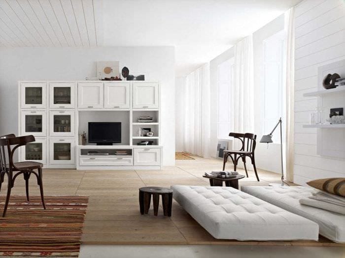lyse hvite møbler i soveromsdesign