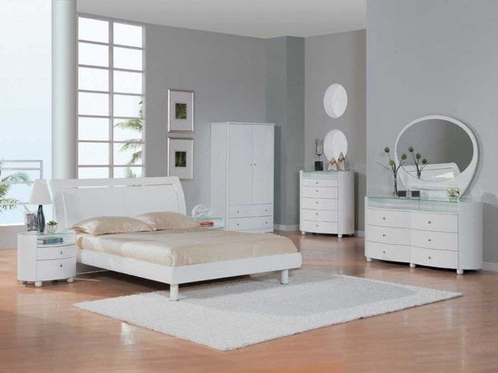 világos fehér bútorok a hálószoba stílusában