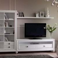 lyse hvite møbler i stil med soveromsbildet