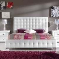 lyse hvite møbler i det indre av soveromsbildet