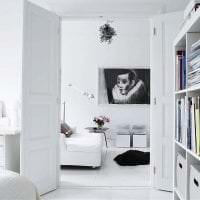 ljusa vita möbler i utformningen av korridorfotoet