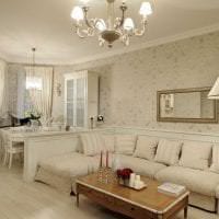 lyse hvite møbler i innredningen av leilighetsbildet