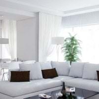 ljusa vita möbler i utformningen av korridorsbilden