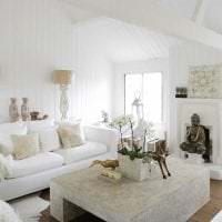 lyse hvite møbler i utformingen av leilighetsbildet