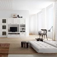 lyse hvite møbler i kjøkkeninnredningsbildet