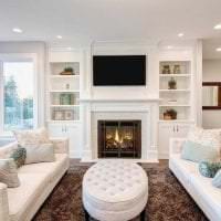lyse hvite møbler i interiøret i stuen