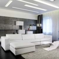 lyse hvite møbler i kjøkkeninnredningsbildet