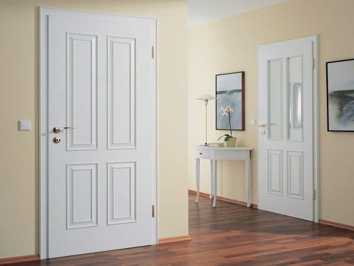 Széles fehér ajtók a belső térben bézs falakkal kombinálva
