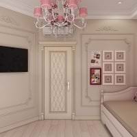 világos ajtók a belső térben rózsaszín árnyalattal