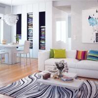 جدران بيضاء في داخل غرفة المعيشة بأسلوب اسكندنافيا الصورة