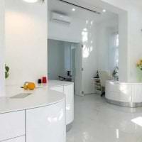 valkoiset seinät keittiön sisustuksessa minimalismin tyyliin