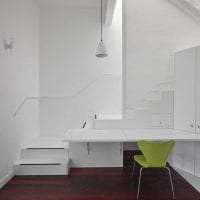 valkoiset seinät käytävän sisätiloissa minimalismin valokuvan tyyliin