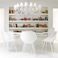 valkoiset seinät keittiön suunnittelussa minimalismin valokuvan tyyliin