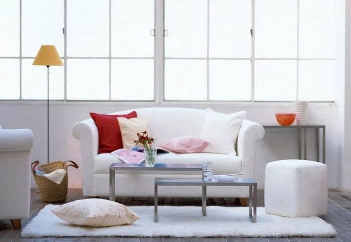 hvid sofa i det indre af lejligheden