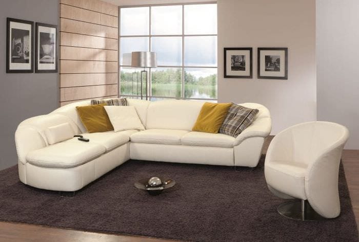 lys sofa i leilighetsdesign