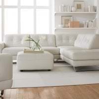 lys sofa i designet af stuen foto