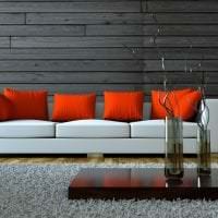lys sofa i designet af rummet billede