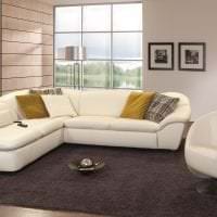 hvit sofa i det indre av soveromsbildet