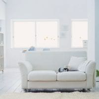 hvit sofa i leilighetsdesignfoto