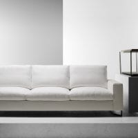 lys sofa i stil med et lejlighedsbillede