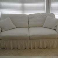 hvit sofa i det indre av gangen