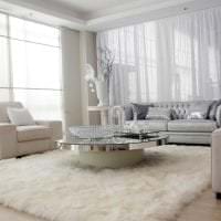 hvit sofa i det indre av rommet bildet