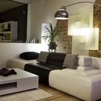 lys sofa i stil med fotoet i stuen