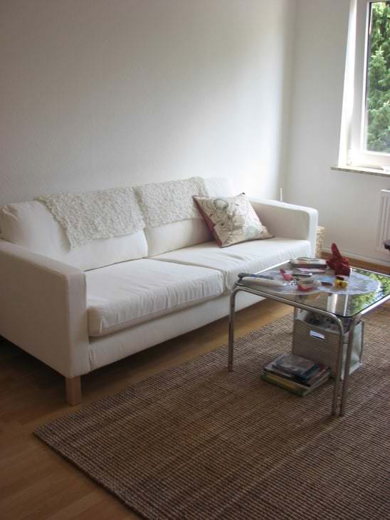 hvit sofa i soveromsdesign