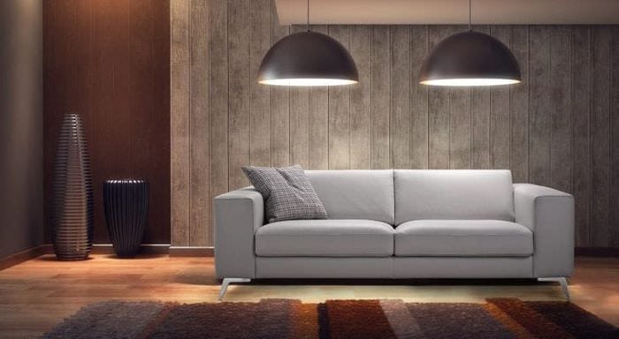 lys sofa i det indre av leiligheten
