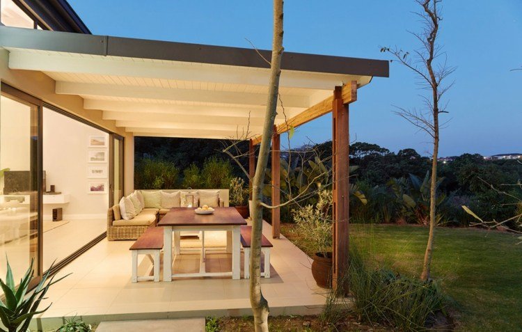 Terrasse, massivt træ tag, spisebord, bænk, naturstenplader