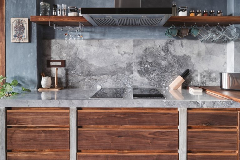 Flisekøkken i køkken uden håndtag skabsdør beton arbejdsflade flisebelagt spejl