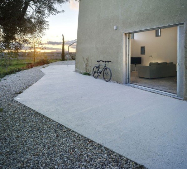 Betonhus ydervæg terrasse grussti