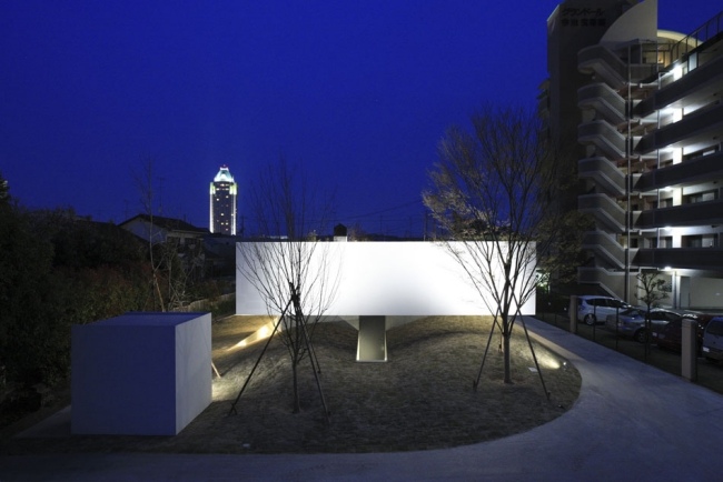 Kubisk arkitektur-hvidt betonhus moderne