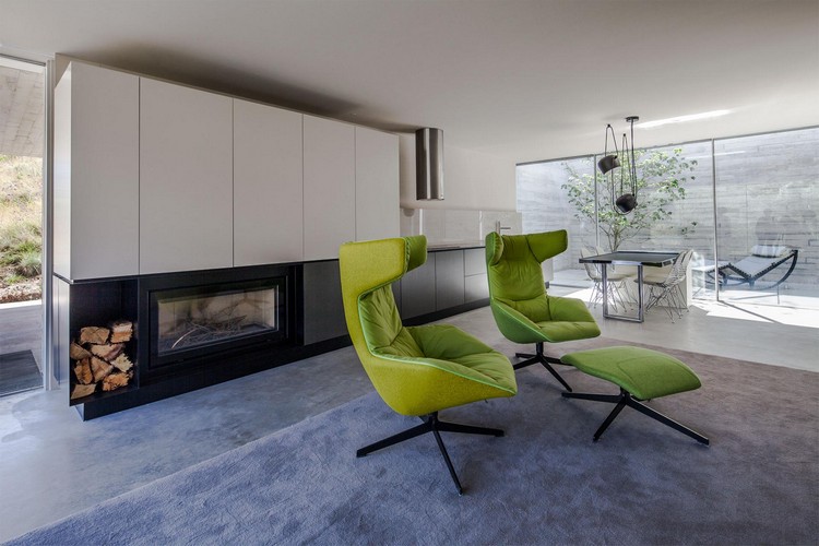 minimalistisk stue design hvid grå grøn accent