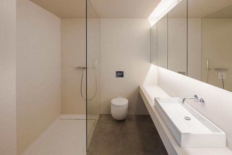 minimalistisk badeværelse hvid bruser glasvæg