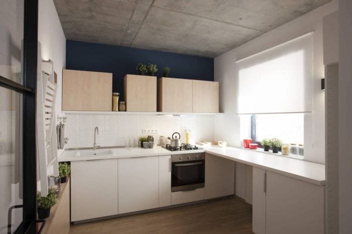 interiorul tavanului cu beton în apartament